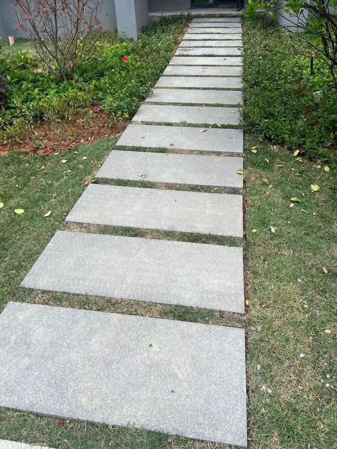 白银 芝麻黑小区踏步、汀步石铺装效果