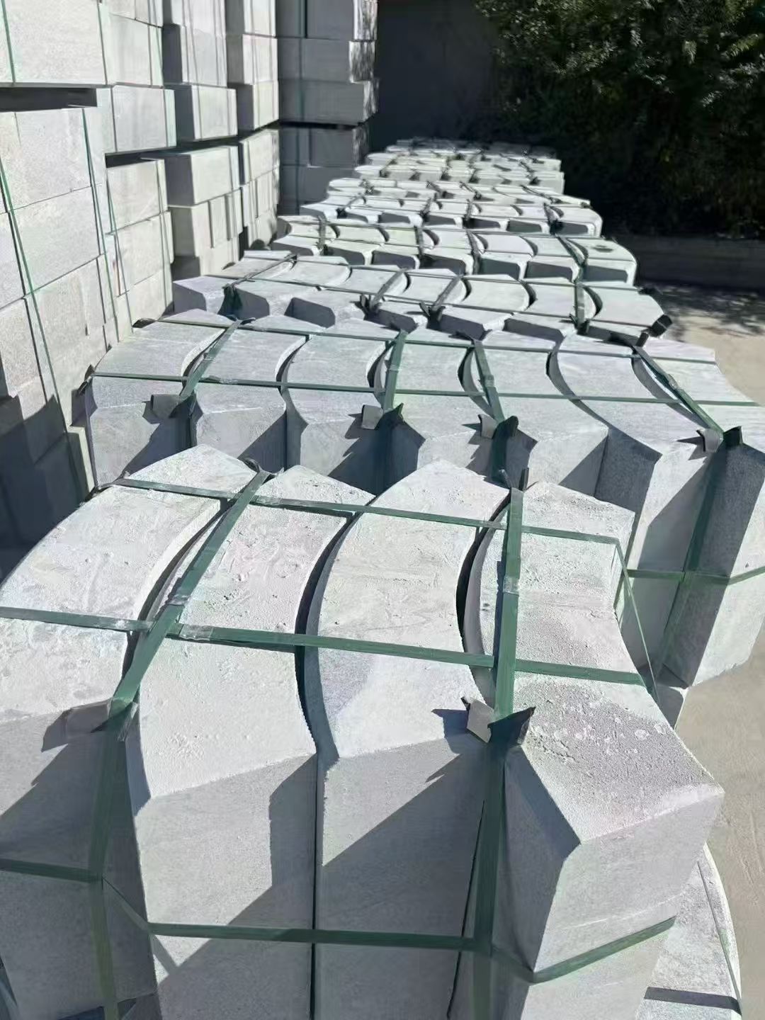 白银 芝麻灰弧形路沿石