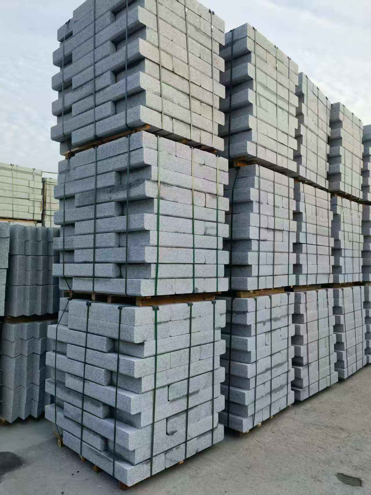 白银 路沿石（路侧石），颜色一致，尺寸标准